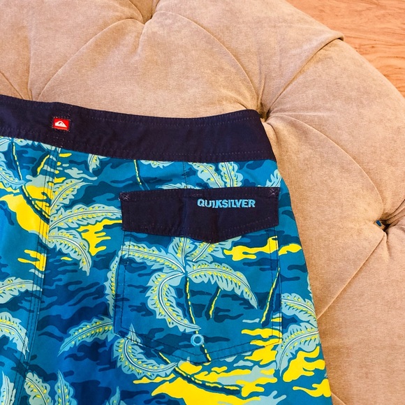 Like new QuickSilver board shorts - Picture 4 of 5